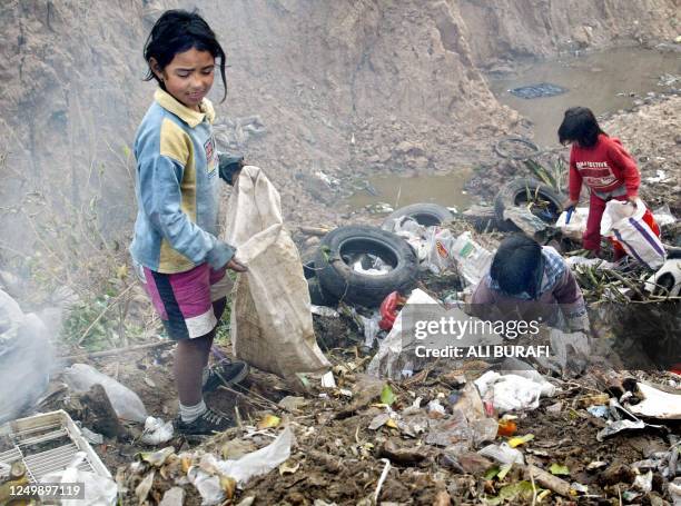 Niños buscan por materiales de reventa y por comida, en un depósito de basura cerca del Río Paraná en la ciudad de Corrientes el 13 de agosto de...