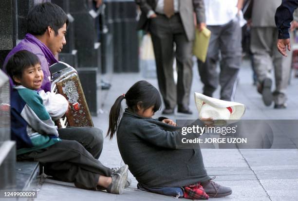 Family is seen begging on the streets of Mexico City 06 February 2002. ACOMPANA NOTA: "LATINOAMERICA: DOS MILLONES DE NINOS SIN ESCUELA PRIMARIA Y 20...