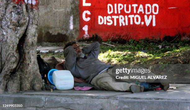 Un sin techo duerme una siesta en las calles de Managua, el 07 enero de 2007. Miles de nicaraguenses que viven en la pobreza esperan que el gobierno...
