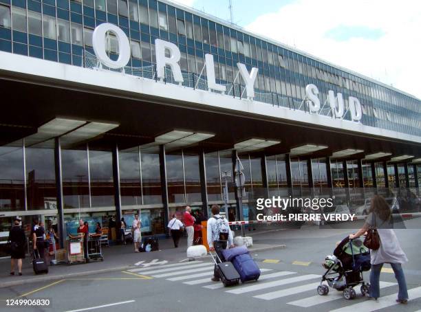 People arrive at Orly Paris airport on August 1, 2008 on the first day of a crowded travel week-end as returning and departing holidaymakers cross...