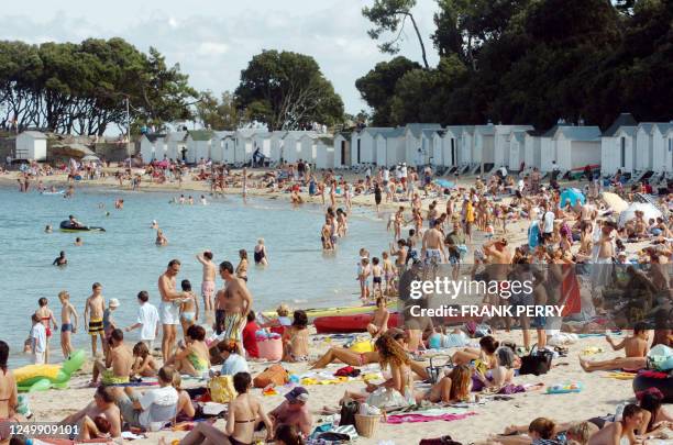 People enjoy a beach in Noirmoutier-en-L'Ile, northwestern France, 12 August 2007. AFP PHOTO FRANK PERRY