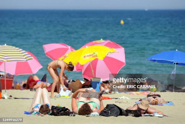 Des vacanciers bronzent sur la plage de Saint-Cyprien, le 5 juillet 2011. Selon le secrétaire d'Etat au Tourisme, Frédéric Lefebvre, la saison...