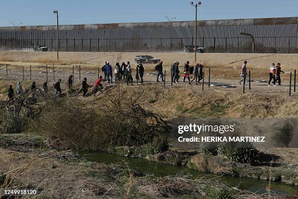 TOPSHOT-MEXICO-US-MIGRATION-BORDER