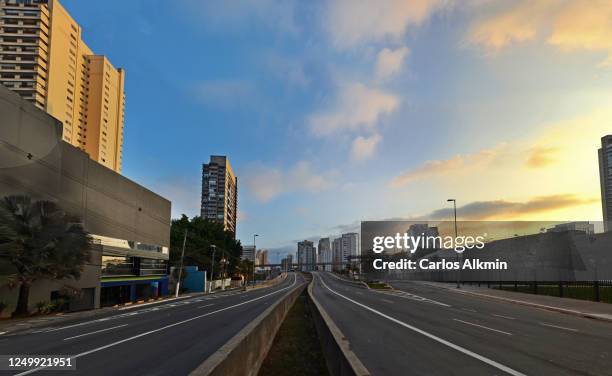 sao paulo, brazil - santo amaro avenue and viaduct with all lanes empty - empty street stock pictures, royalty-free photos & images