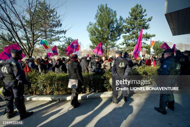 Des CRS encadrent une manifestation des inspecteurs du travail devant le Comité d'hygiène et de sécurité ministériel , le 7 février 2012 à Paris. Des...