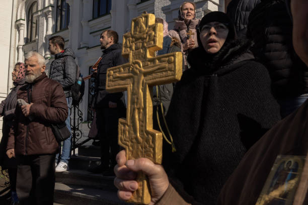 UKR: Moscow-Linked Clergy Resist Expulsion From Monastery Complex