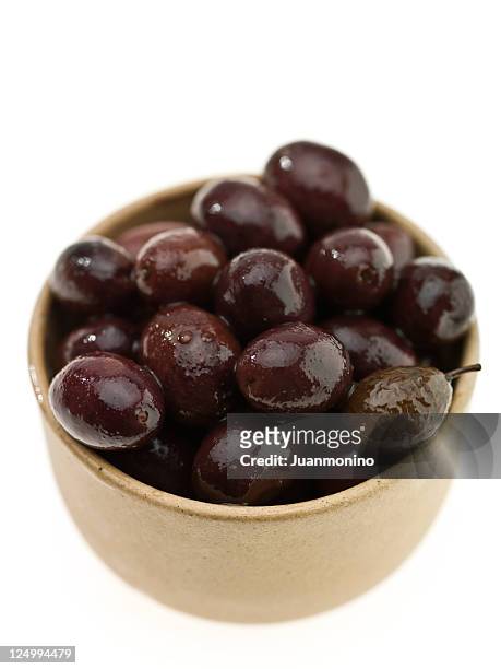 pequeño, beige bowl de nicoise aceitunas sobre un fondo blanco - kalamata olive fotografías e imágenes de stock