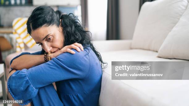 midden volwassen vrouw in isolatie thuis tijdens covid-19 - depressie stockfoto's en -beelden