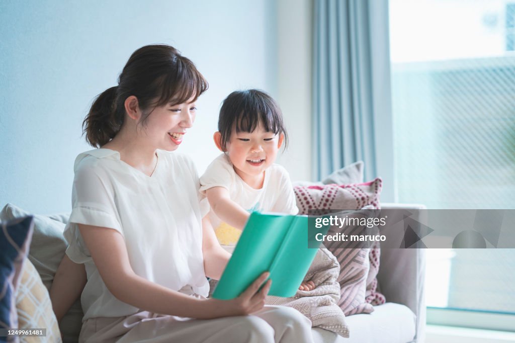 Madre e hija leyendo un libro de imágenes