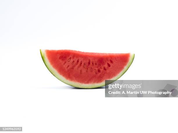 watermelon slice on white background. - pastèque photos et images de collection