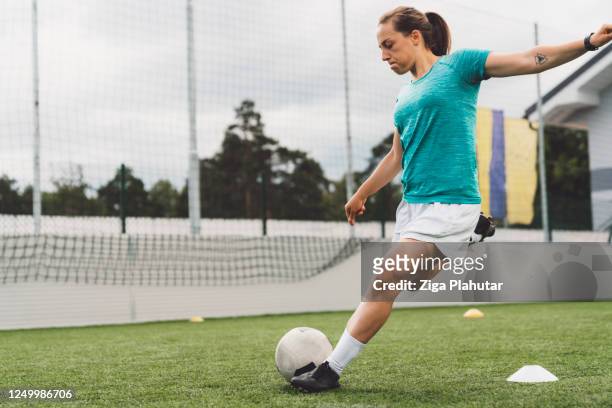 female football player in action - rematar à baliza imagens e fotografias de stock