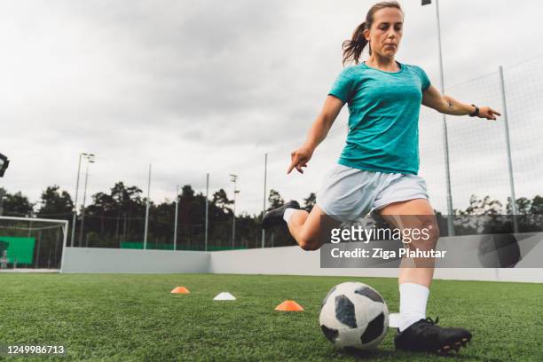 woman about to kick a soccer ball - rematar à baliza imagens e fotografias de stock