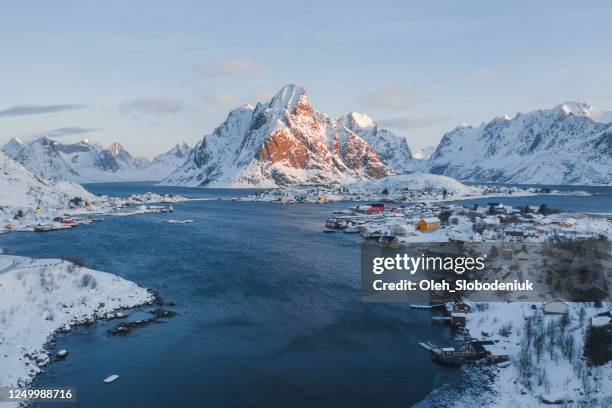 vista aérea panorámica de la ciudad pesquera de reine en las islas lofoten en invierno - reine fotografías e imágenes de stock