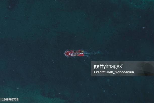 schilderachtige luchtmening van vissersboot in eilanden lofoten in de winter - de kust stockfoto's en -beelden