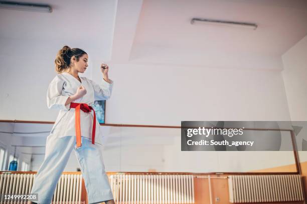 jeune étudiant féminin de karaté sur l’entraînement de karaté - karateka photos et images de collection