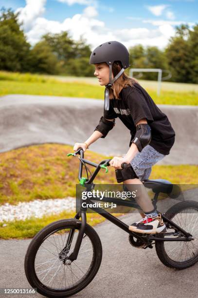 junges mädchen reitet bmx fahrrad - bmx stock-fotos und bilder