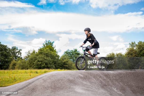 young girl riding bmx bicycle - ciclismo bmx imagens e fotografias de stock