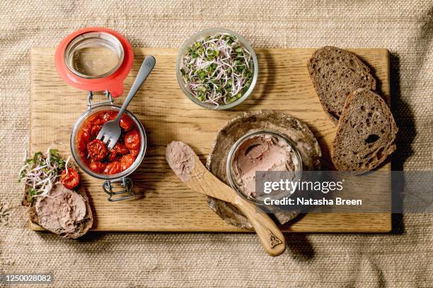 chicken liver pate - fjäderfä bildbanksfoton och bilder