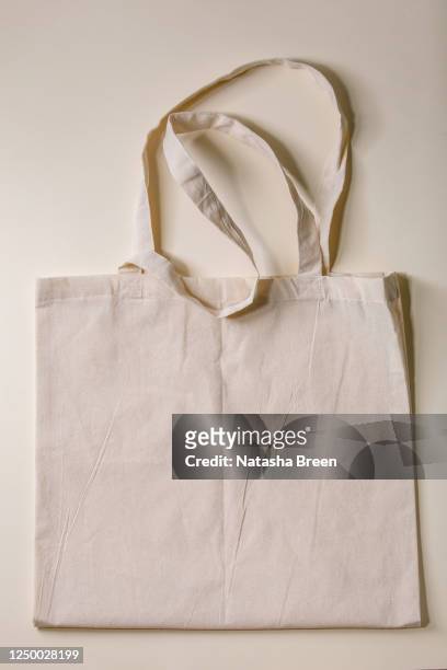 white cotton shopping bag - bolso tote fotografías e imágenes de stock