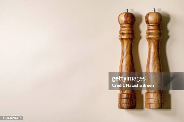 wooden mills for salt and pepper - pfefferstreuer stock-fotos und bilder