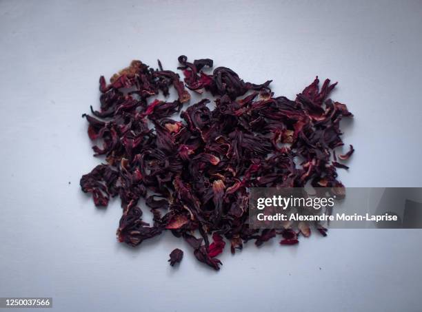 white wooden table with hibiscus flower / roselle (hibiscus sabdariffa) - taste for a cure stock pictures, royalty-free photos & images