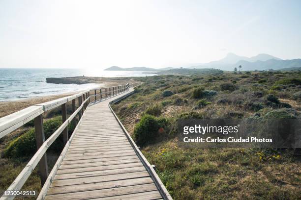 footbridge leading to the calblanque beach (murcia, spain) - murcia - fotografias e filmes do acervo