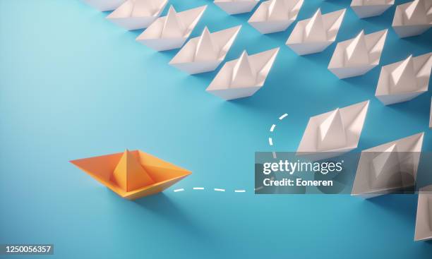führungskonzept mit papierbooten - spielzeugschiff stock-fotos und bilder