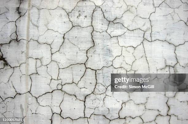 damp, cracked and weathered grey concrete wall - ruined fotografías e imágenes de stock