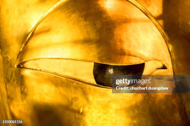 reclining buddha gold statue wat pho, bangkok, thailand - buddha face stockfoto's en -beelden