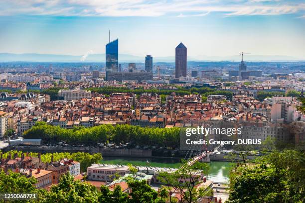 vue en angle élevé sur français paysage urbain de lyon en été avec les gratte-ciel du quartier d’affaires de la part-dieu - only lyon photos et images de collection