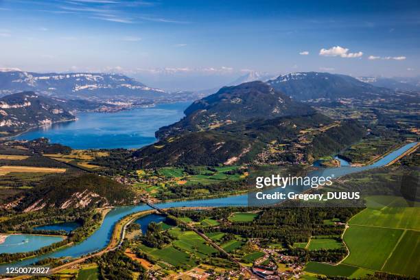 ローヌ川とサヴォワのブルジェ湖とアインのブギーアルプス山脈のグランドコロンビエサミットからの空中写真フランスの風景 - auvergne rhône alpes ストックフォトと画像
