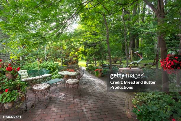 home exterior view of brick patio with outdoor furniture and landscaping - manchester vermont foto e immagini stock