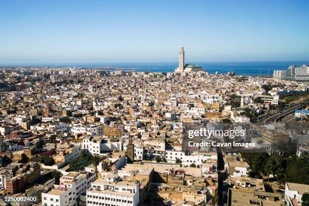 elevated view of casablanca city with grand mosque and the atlantic - casablanca photos et images de collection