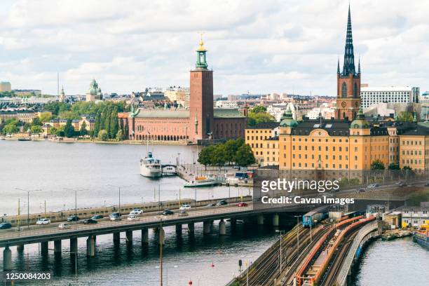 view of stockholm from sodermalm with riddarholmen and city hall - catedral de estocolmo - fotografias e filmes do acervo