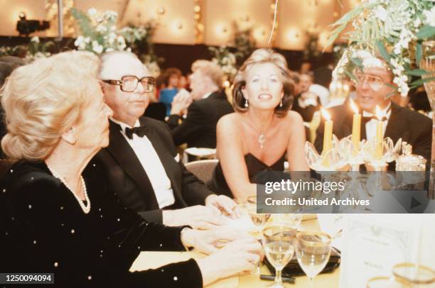 Wischnewski bei einer Gala, 80er Jahre - Der deutsche Politiker Hans-Jürgen Wischnewski mit seiner Ehefrau sowie Ute und Mario Ohoven bei einer Gala...