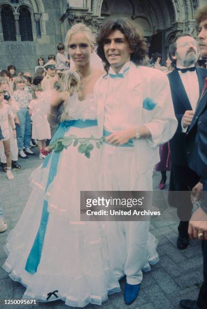 Hochzeit von Thomas Anders und Nora Balling - - Nora und Thomas Anders nach der Trauung vor der Kirche , Die kirchliche Hochzeit von Modern Talking...