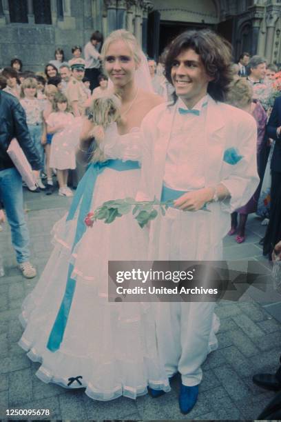 Hochzeit von Thomas Anders und Nora Balling - - Nora und Thomas Anders nach der Trauung vor der Kirche , Die kirchliche Hochzeit von Modern Talking...