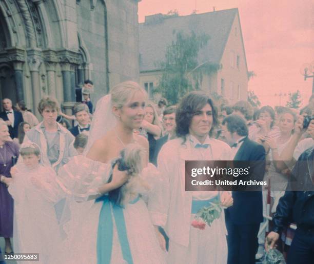 Hochzeit von Thomas Anders und Nora Balling - - Nora und Thomas Anders nach der Trauung vor der Kirche , Die kirchliche Hochzeit von Modern Talking...