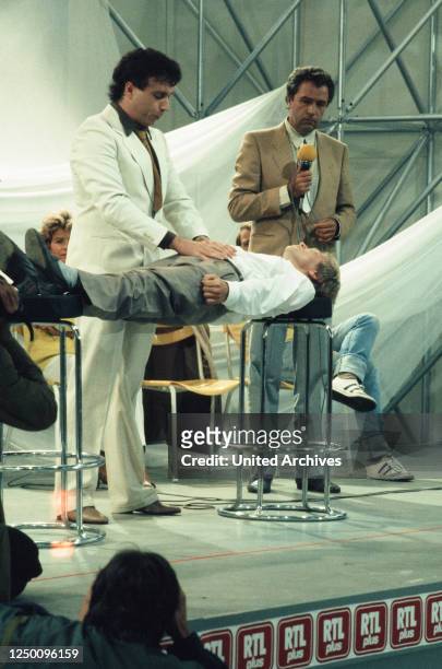 Plus TV-Show Unglaubliche Geschichten - Oktober 1984 - Hypnotiseur Pietro Mercuri und Show-Moderator Rainer Holbe , Hypnose Showact, RTL plus TV-Show...