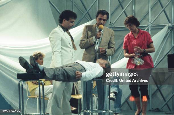 Plus TV-Show Unglaubliche Geschichten - Oktober 1984 - Hypnotiseur Pietro Mercuri und Show-Moderator Rainer Holbe , Hypnose Showact, RTL plus TV-Show...