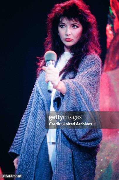 Kate Bush - Peter's Pop Show - 1985 - Kate Bush performt in der ZDF Sendung "Peter's Pop Show" am Ihren Song "Running up that Hill".