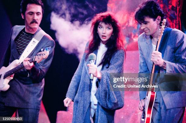 Kate Bush - Peter's Pop Show - 1985 - Kate Bush performt in der ZDF Sendung "Peter's Pop Show" am Ihren Song "Running up that Hill" Kate Bush mit...