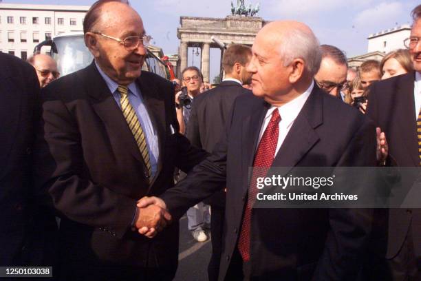 Michail Gorbatschow in Berlin, 2000 - Der ehemalige Bundesaußenminister Hans-Dietrich Genscher und der ehemalige sowjetische Staatspräsident Michail...
