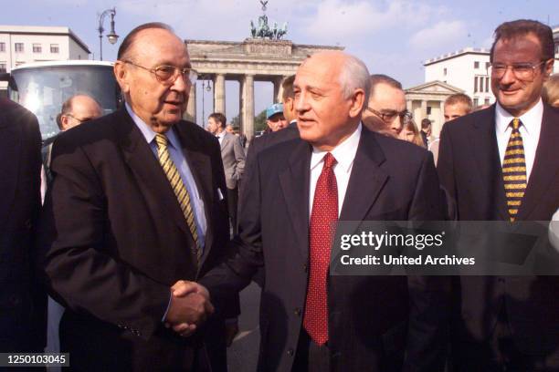 Michail Gorbatschow in Berlin, 2000 - Der ehemalige Bundesaußenminister Hans-Dietrich Genscher und der ehemalige sowjetische Staatspräsident Michail...