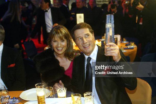 Deutscher Fernsehpreis 2004 - Verleihung des 6 Deutschen Fernsehpreises im Coloneum in Köln. After-Show-Party. Udo Jürgens und Tochter Jenny.