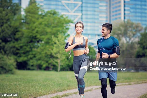 het gelukkige paar loopt in een stad - happy people running stockfoto's en -beelden