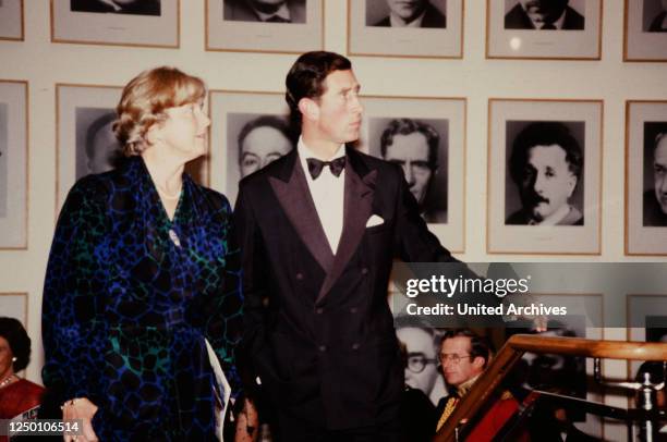 Besuch von Prinz Charles und Prinzessin Diana in Köln - Modenschau der britischen Strick- und Bekleidungsindustrie im Museum Ludwig. Mit anwesend der...