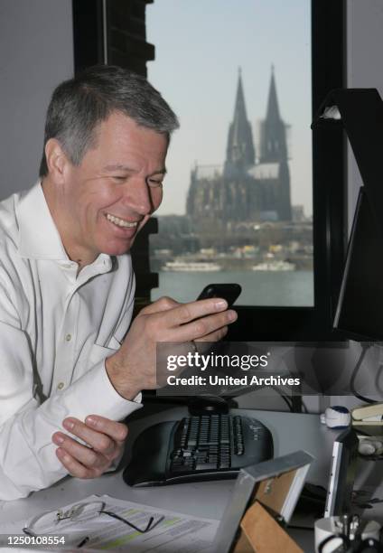 Chefredakteur Peter Kloeppel im Gespräch an seinem Arbeitsplatz in seiner Redaktion in Köln-Deutz.