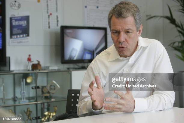 Chefredakteur Peter Kloeppel im Gespräch an seinem Arbeitsplatz in seiner Redaktion in Köln-Deutz.