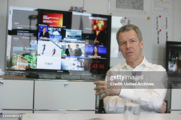 Chefredakteur Peter Kloeppel im Gespräch an seinem Arbeitsplatz in seiner Redaktion in Köln-Deutz.